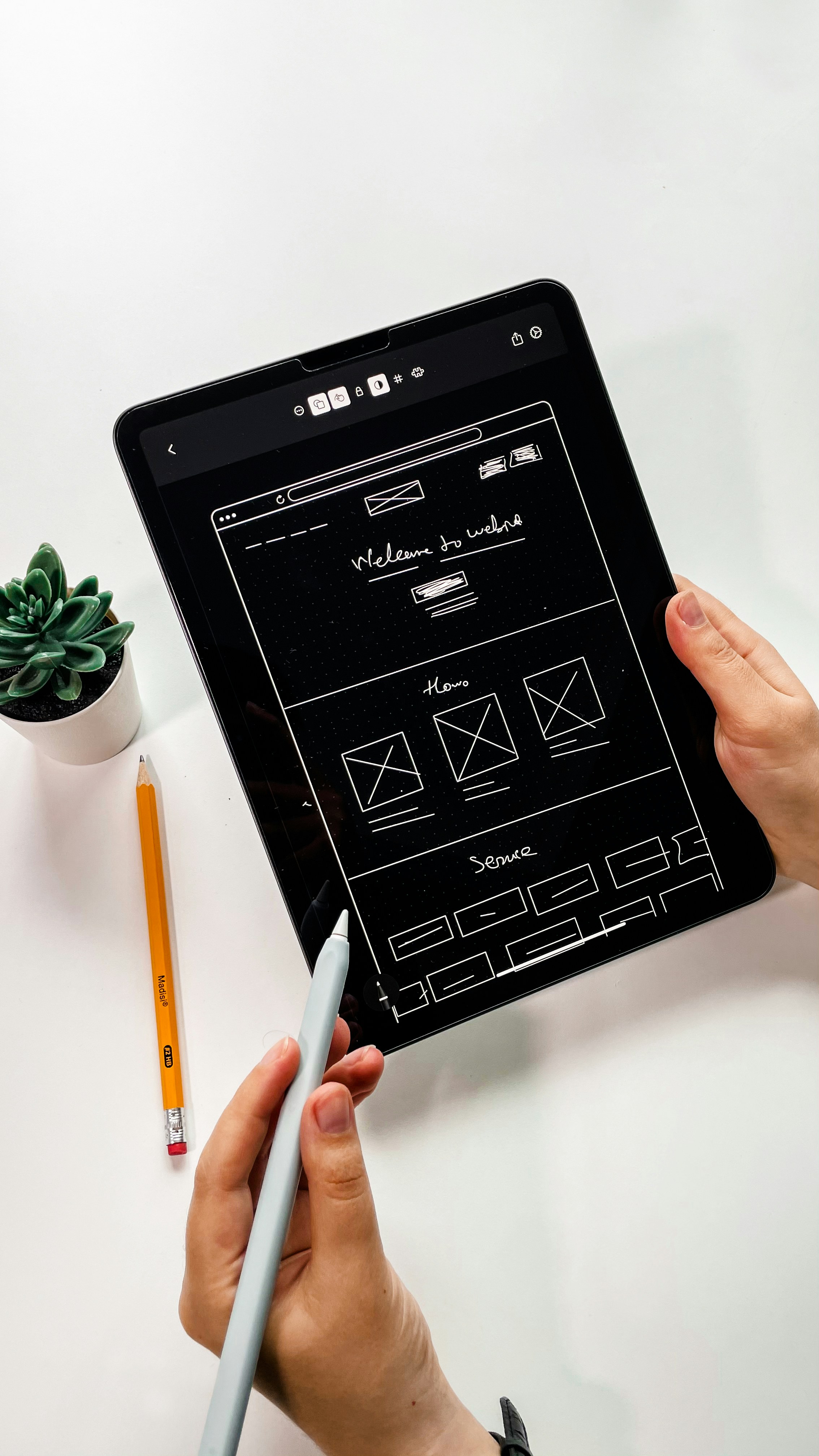 Таблет с wireframe скица на уеб дизайн